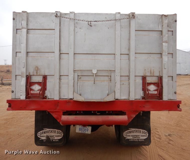 image for item IE9741 1968 International Loadstar 1800  grain truck