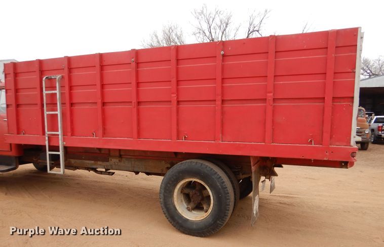 image for item IE9741 1968 International Loadstar 1800  grain truck