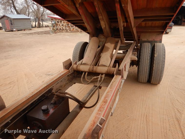 image for item IE9741 1968 International Loadstar 1800  grain truck