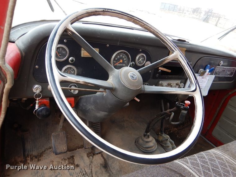 image for item IE9741 1968 International Loadstar 1800  grain truck