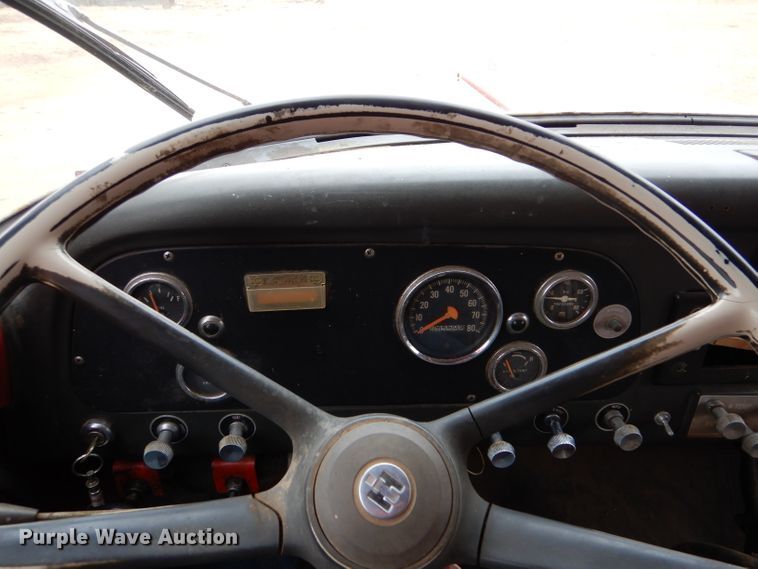 image for item IE9741 1968 International Loadstar 1800  grain truck