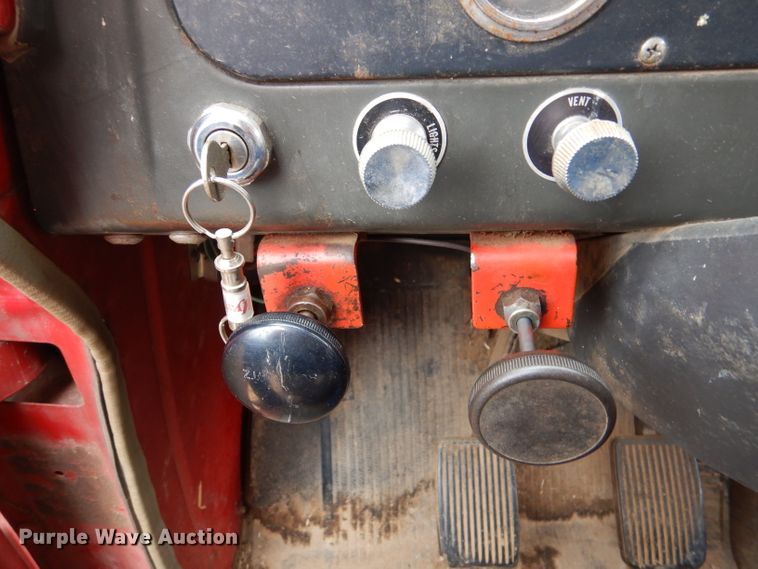 image for item IE9741 1968 International Loadstar 1800  grain truck