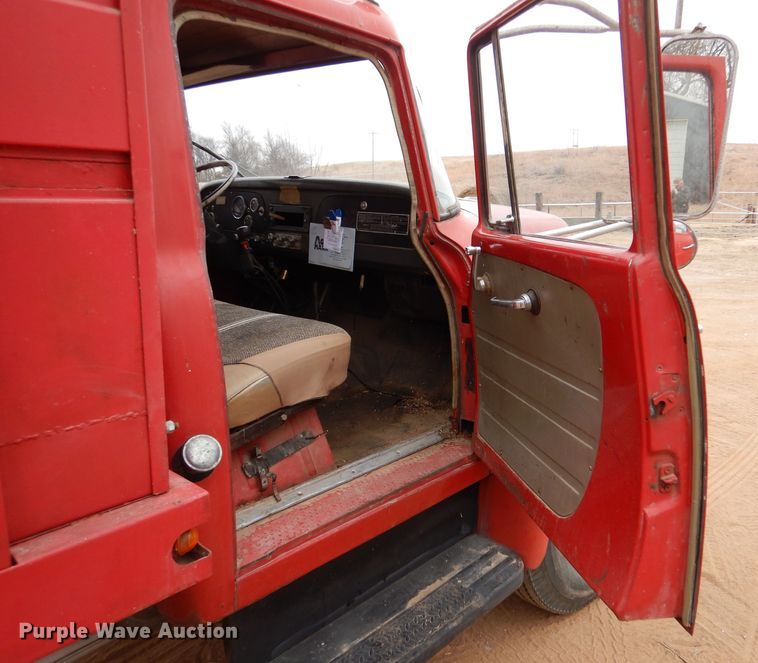 image for item IE9741 1968 International Loadstar 1800  grain truck