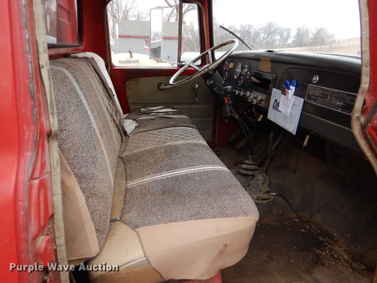 image for item IE9741 1968 International Loadstar 1800  grain truck