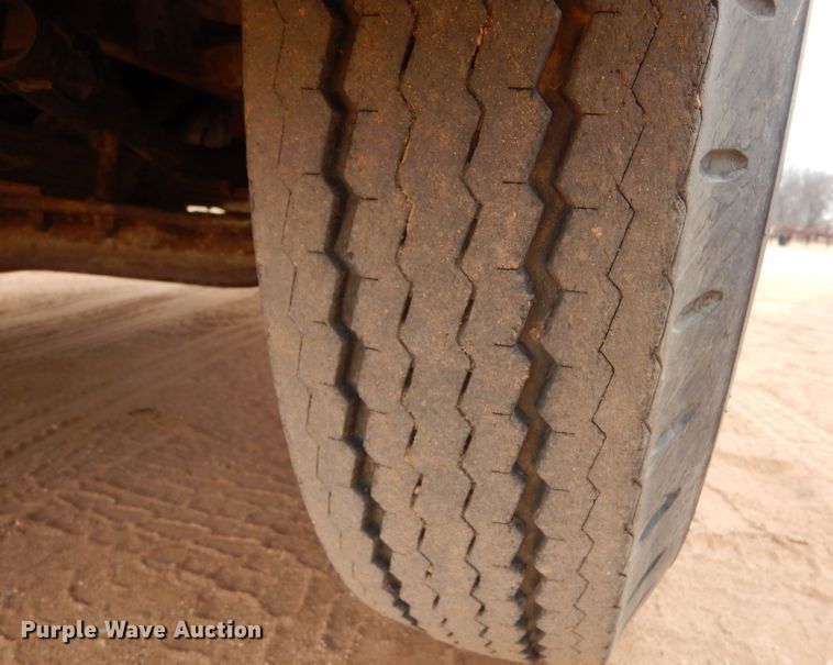 image for item IE9741 1968 International Loadstar 1800  grain truck