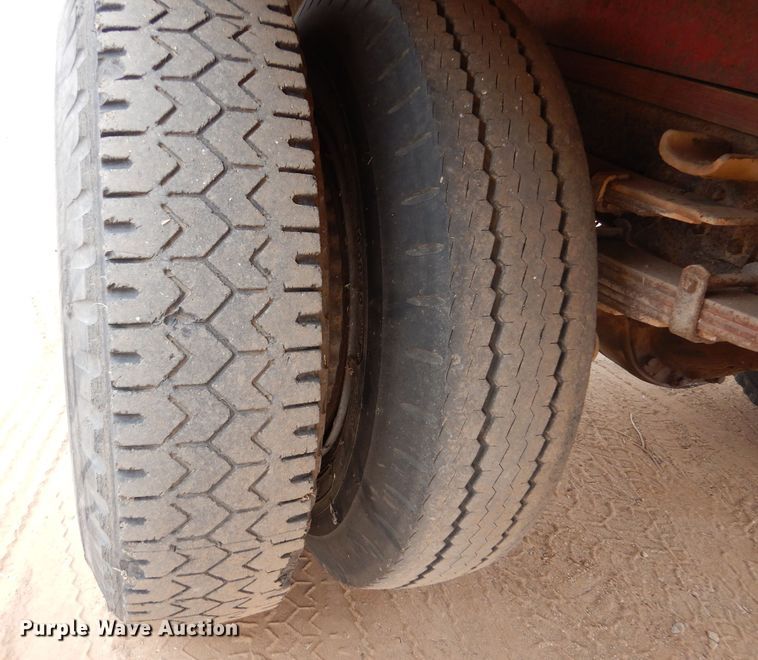 image for item IE9741 1968 International Loadstar 1800  grain truck