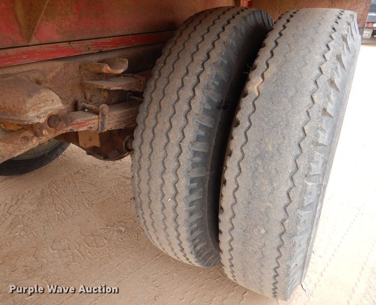 image for item IE9741 1968 International Loadstar 1800  grain truck