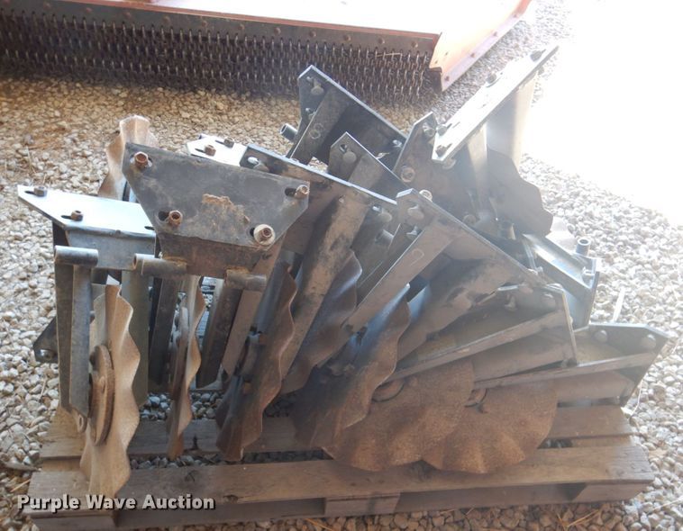 image for item IH9204 (15) Kinze no-till coulters