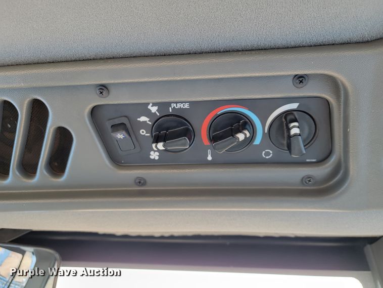 image for item JE9904 1998 New Holland 9482  4WD tractor