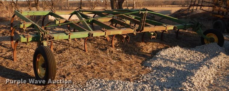 image for item JJ9324 John Deere 1600  chisel