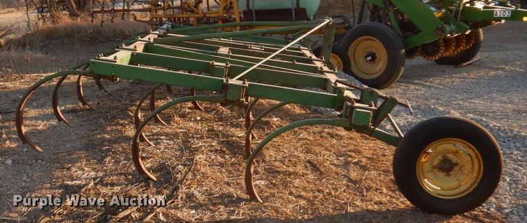 image for item JJ9324 John Deere 1600  chisel