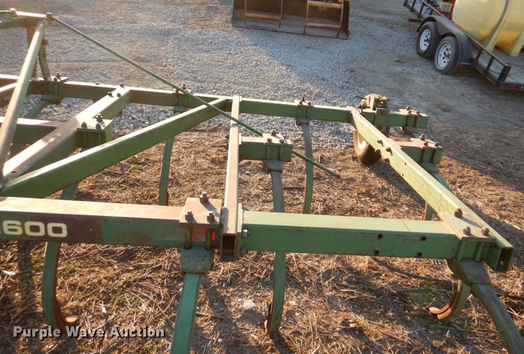 image for item JJ9324 John Deere 1600  chisel