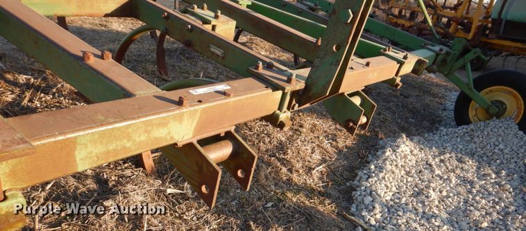 image for item JJ9324 John Deere 1600  chisel