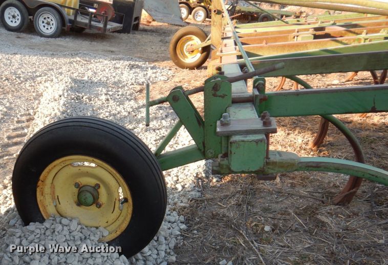 image for item JJ9324 John Deere 1600  chisel