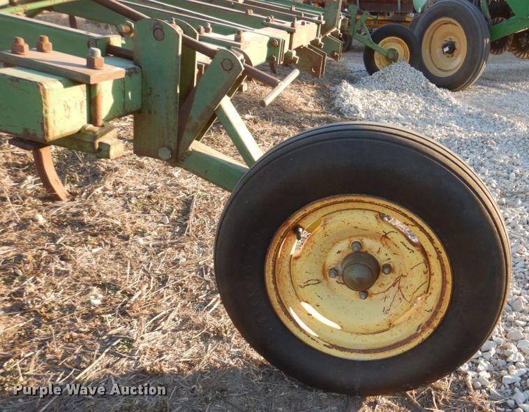 image for item JJ9324 John Deere 1600  chisel