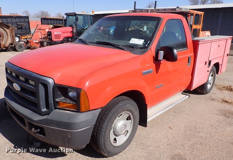 image for item DI1809 2006 Ford F250 Super Duty  utility bed pickup truck