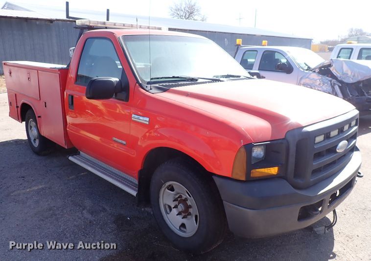 image for item DI1809 2006 Ford F250 Super Duty  utility bed pickup truck