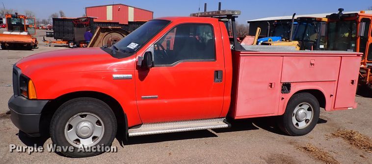 image for item DI1809 2006 Ford F250 Super Duty  utility bed pickup truck