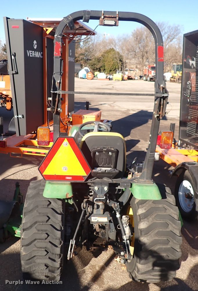 image for item DI1814 2009 John Deere 2520  MFWD tractor