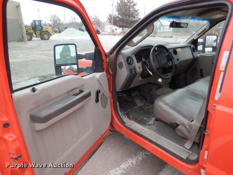 image for item IE9651 2008 Ford F250 Super Duty XL  Crew Cab utility bed pickup truck