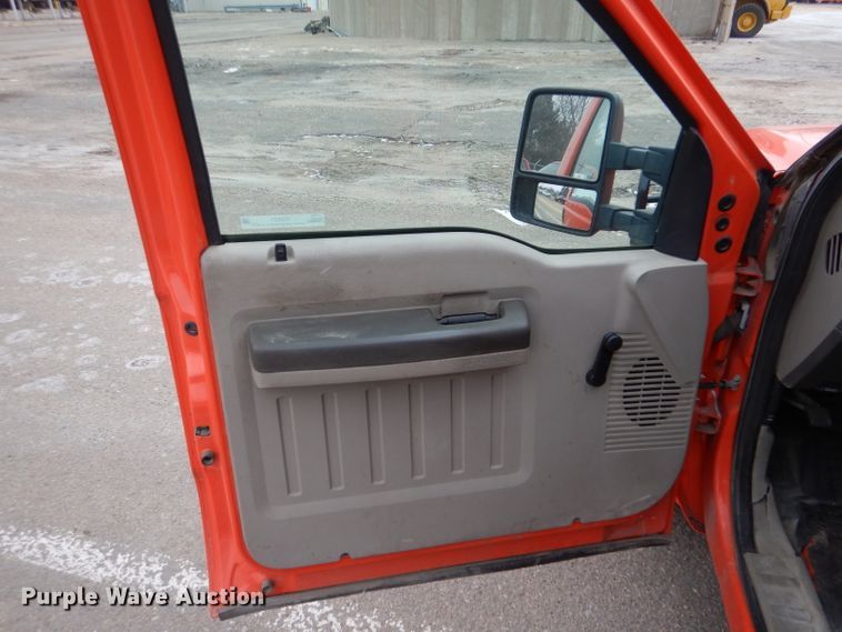 image for item IE9651 2008 Ford F250 Super Duty XL  Crew Cab utility bed pickup truck