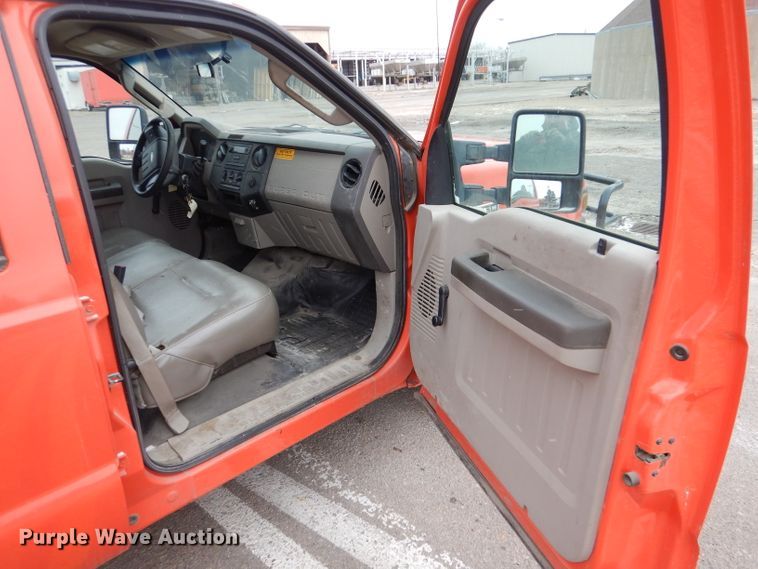 image for item IE9651 2008 Ford F250 Super Duty XL  Crew Cab utility bed pickup truck