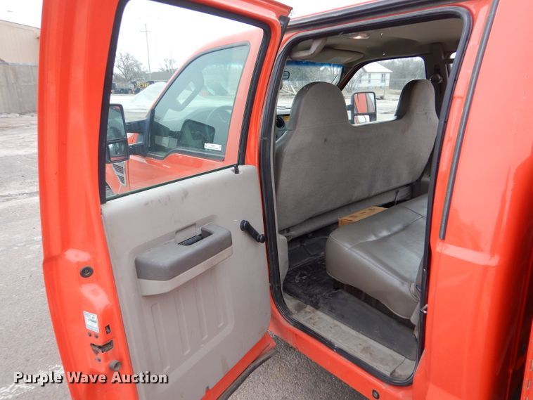 image for item IE9651 2008 Ford F250 Super Duty XL  Crew Cab utility bed pickup truck