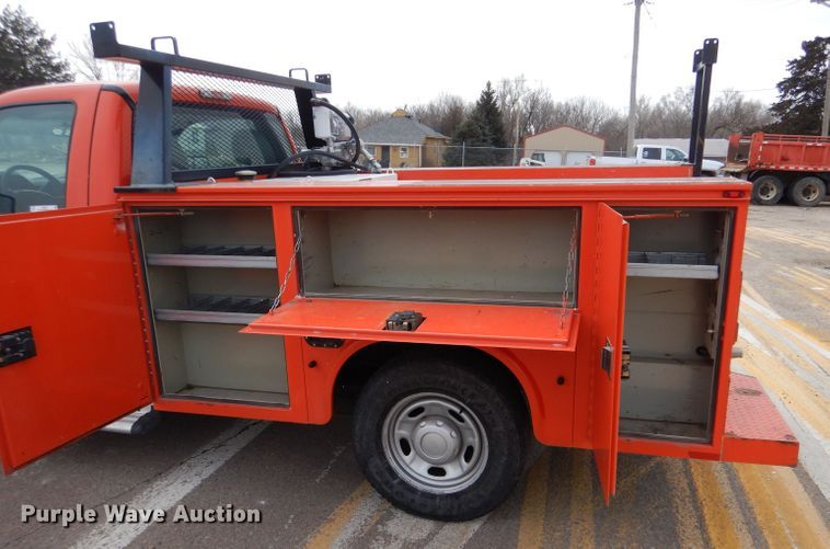 image for item IE9652 2011 Ford F250 Super Duty XL  utility bed pickup truck