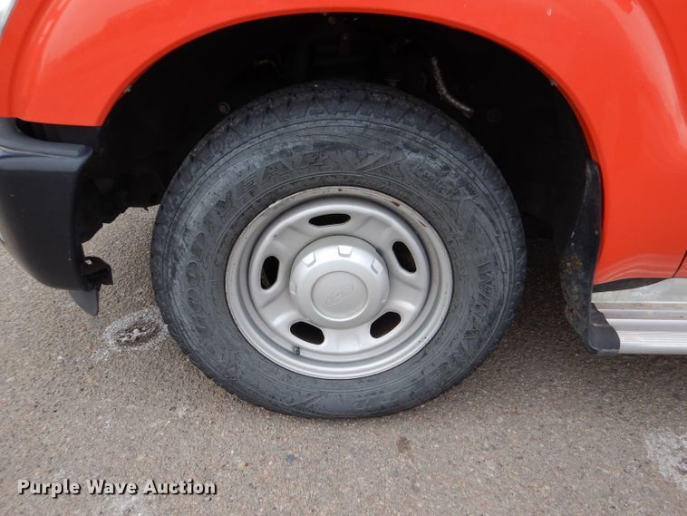 image for item IE9652 2011 Ford F250 Super Duty XL  utility bed pickup truck