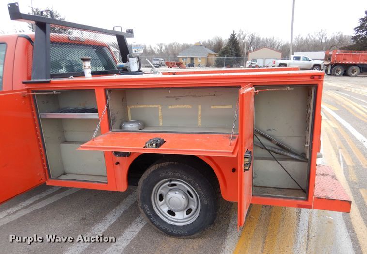 image for item IE9653 2011 Ford F250 Super Duty XL  utility bed pickup truck