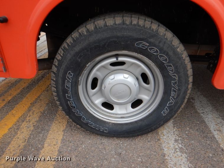 image for item IE9653 2011 Ford F250 Super Duty XL  utility bed pickup truck