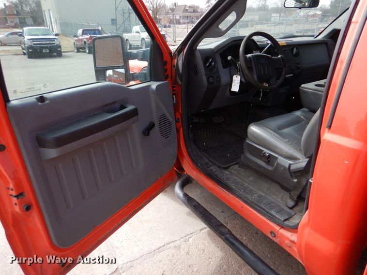 image for item IE9661 2011 Ford F250 Super Duty XL  utility bed pickup truck