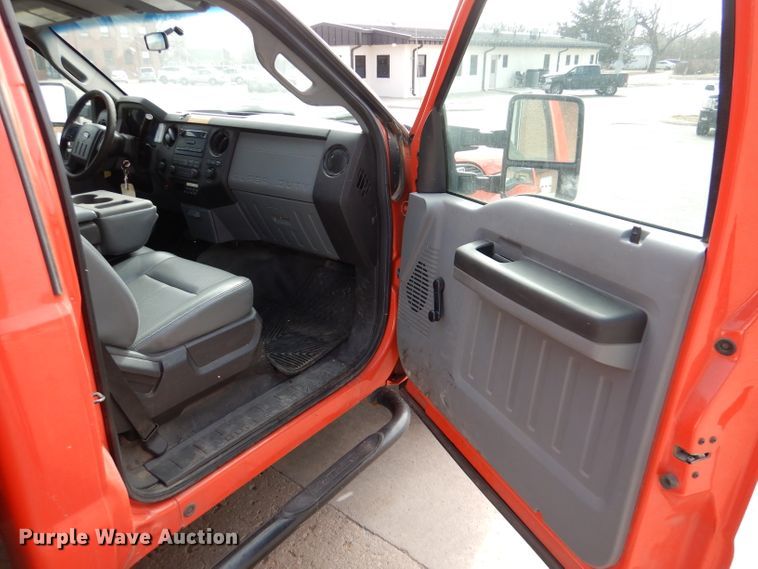 image for item IE9661 2011 Ford F250 Super Duty XL  utility bed pickup truck