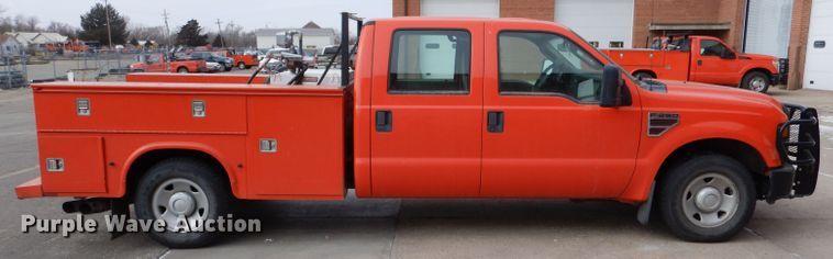 image for item IE9662 2008 Ford F250 Super Duty  Crew Cab utility bed pickup truck