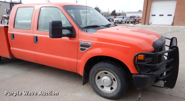 image for item IE9662 2008 Ford F250 Super Duty  Crew Cab utility bed pickup truck