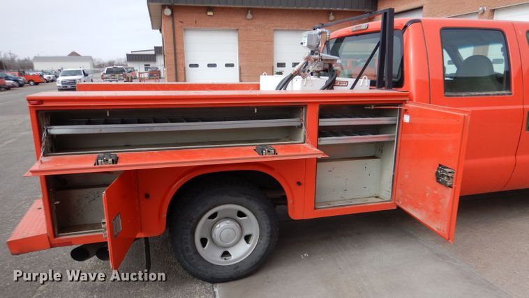 image for item IE9662 2008 Ford F250 Super Duty  Crew Cab utility bed pickup truck