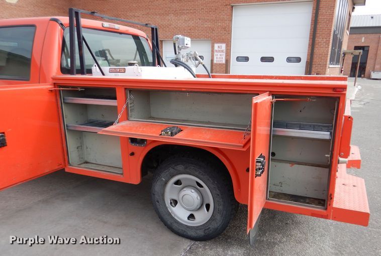 image for item IE9662 2008 Ford F250 Super Duty  Crew Cab utility bed pickup truck