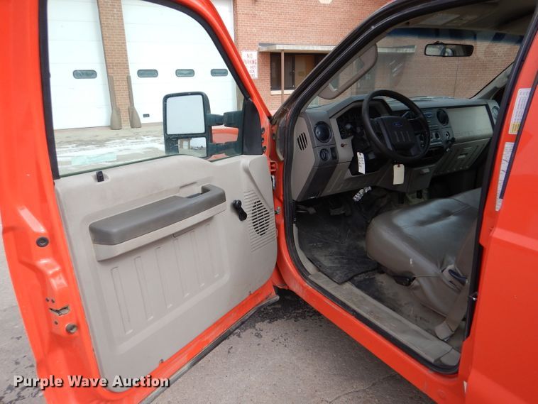 image for item IE9662 2008 Ford F250 Super Duty  Crew Cab utility bed pickup truck