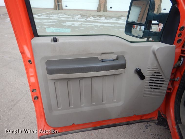 image for item IE9662 2008 Ford F250 Super Duty  Crew Cab utility bed pickup truck