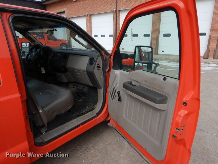 image for item IE9662 2008 Ford F250 Super Duty  Crew Cab utility bed pickup truck