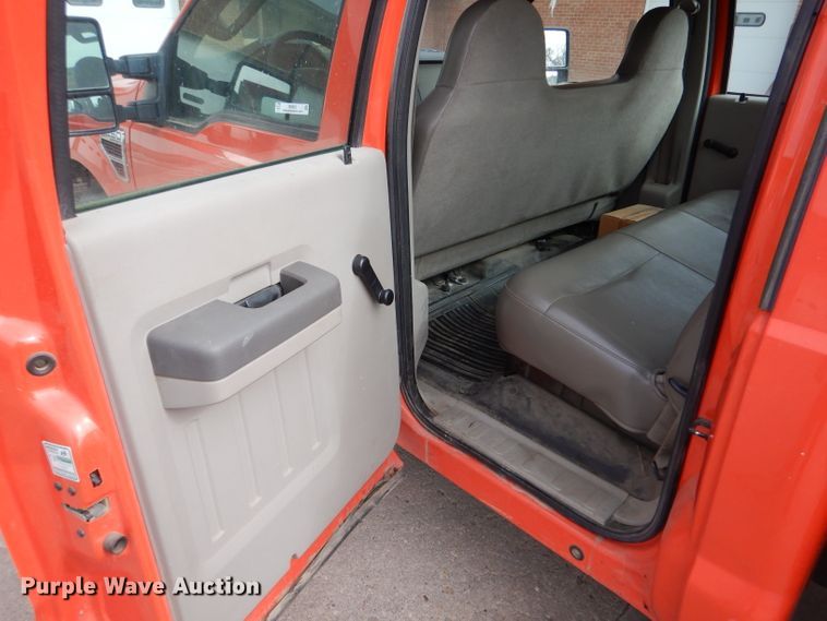 image for item IE9662 2008 Ford F250 Super Duty  Crew Cab utility bed pickup truck