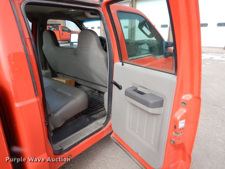 image for item IE9662 2008 Ford F250 Super Duty  Crew Cab utility bed pickup truck