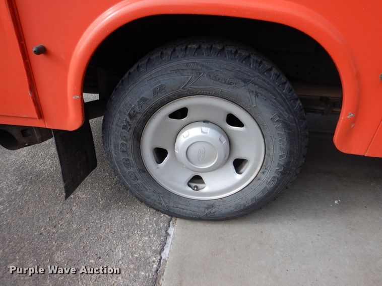 image for item IE9662 2008 Ford F250 Super Duty  Crew Cab utility bed pickup truck