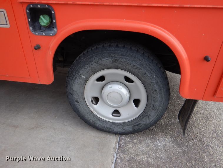 image for item IE9662 2008 Ford F250 Super Duty  Crew Cab utility bed pickup truck