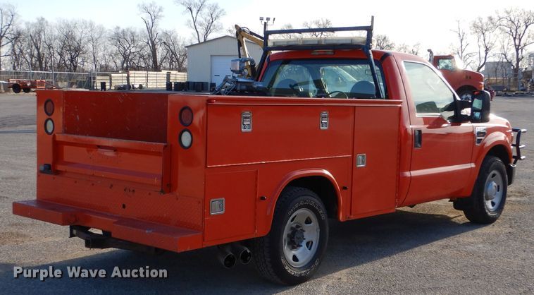 image for item IE9677 2008 Ford F250 Super Duty XL  utility bed pickup truck