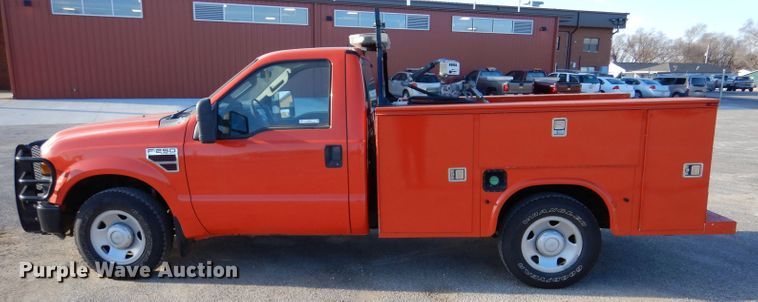 image for item IE9677 2008 Ford F250 Super Duty XL  utility bed pickup truck