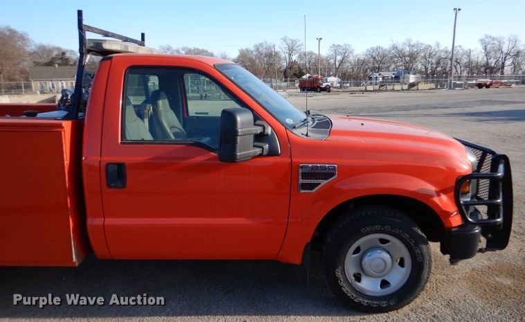 image for item IE9677 2008 Ford F250 Super Duty XL  utility bed pickup truck