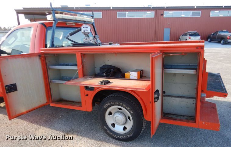 image for item IE9677 2008 Ford F250 Super Duty XL  utility bed pickup truck