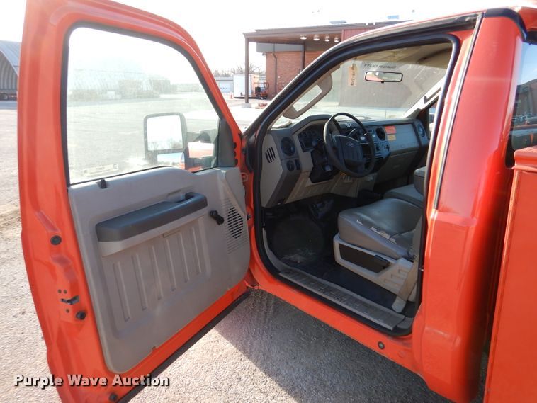 image for item IE9677 2008 Ford F250 Super Duty XL  utility bed pickup truck