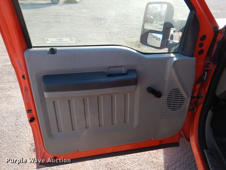 image for item IE9677 2008 Ford F250 Super Duty XL  utility bed pickup truck